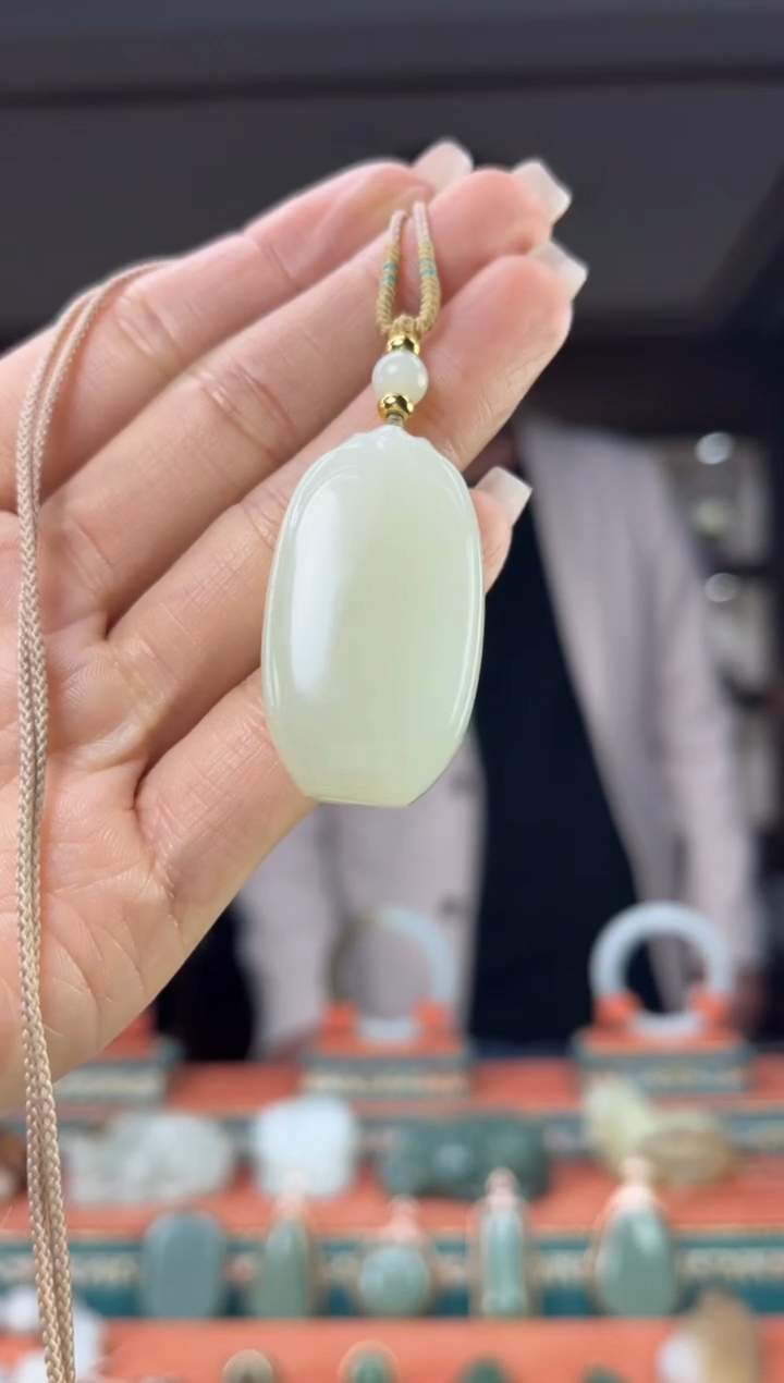 颈饰未镶嵌和田玉佩佩