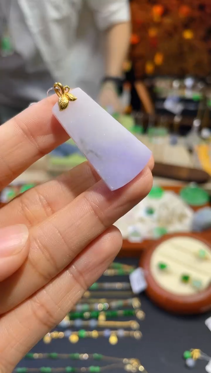 翡翠18K金镶嵌颈饰无事牌