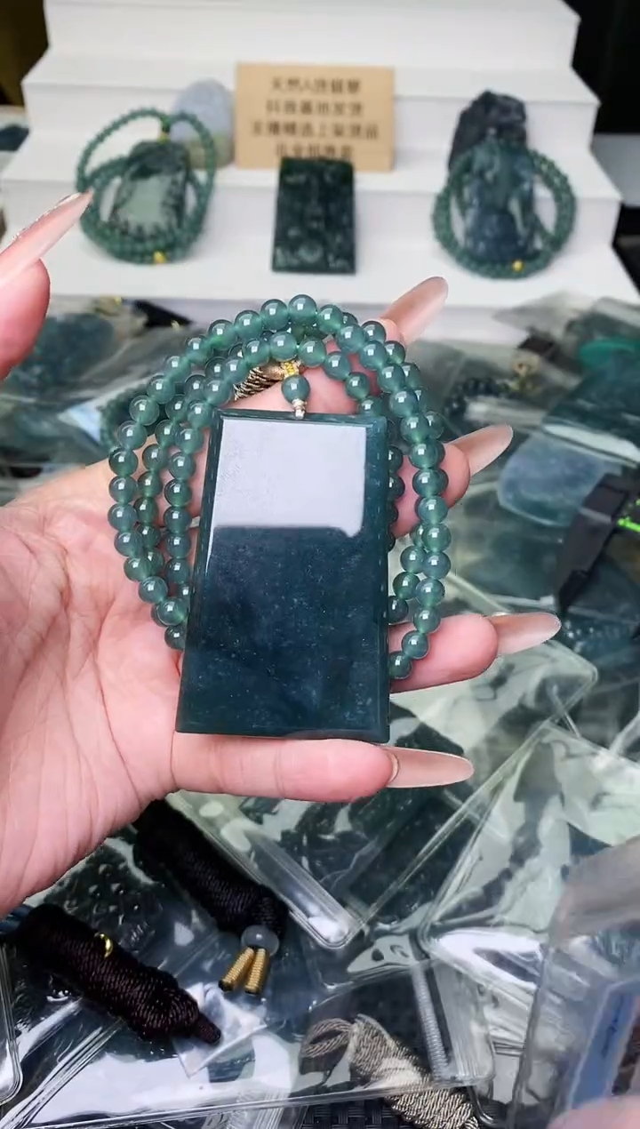 颈饰未镶嵌翡翠 