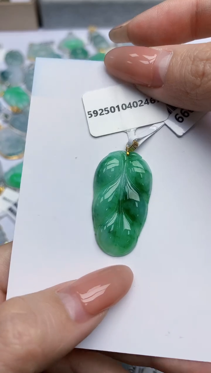 【闪购商品】翡翠挂件18K金镶嵌天然翡翠A货