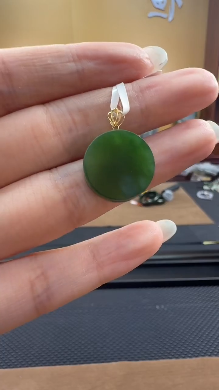 颈饰18K金镶嵌和田玉挂件