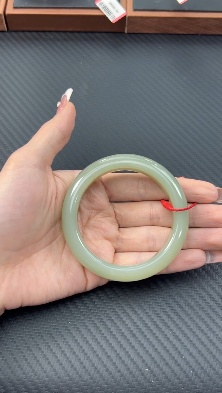 【闪购商品】和田玉手镯未镶嵌且末微色差近矿55+手镯