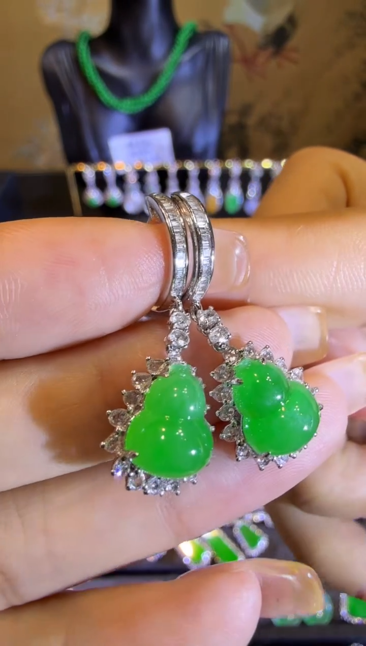 【闪购商品】翡翠耳饰18K金镶嵌满绿阳绿胖葫芦