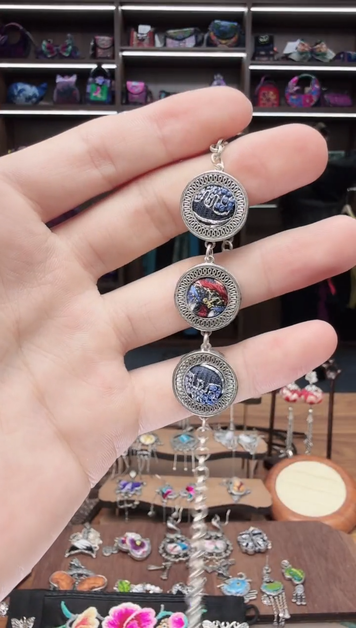 织绣66蒙阿苏苗绣传承店