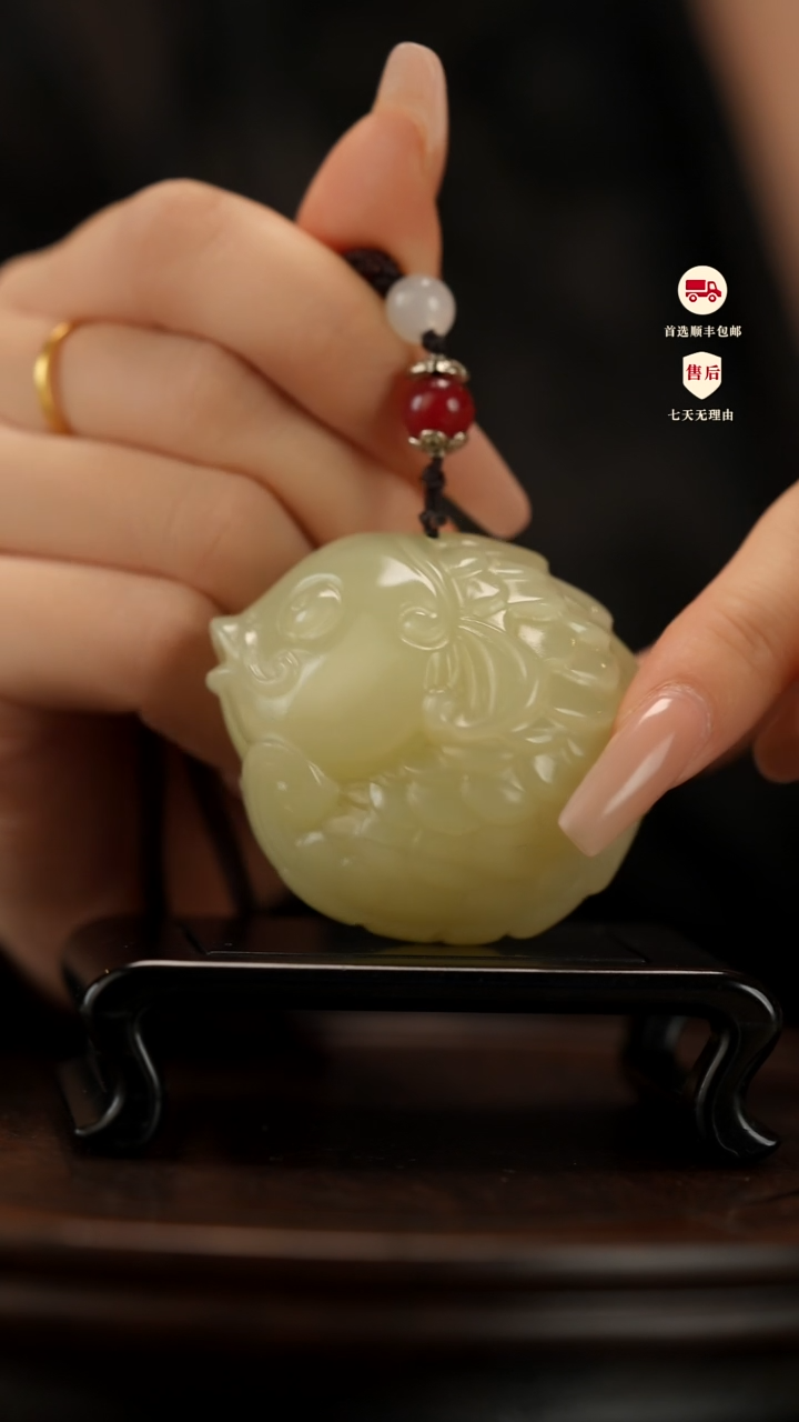 云南石竹叶青雕刻：年年有余手把件挂件