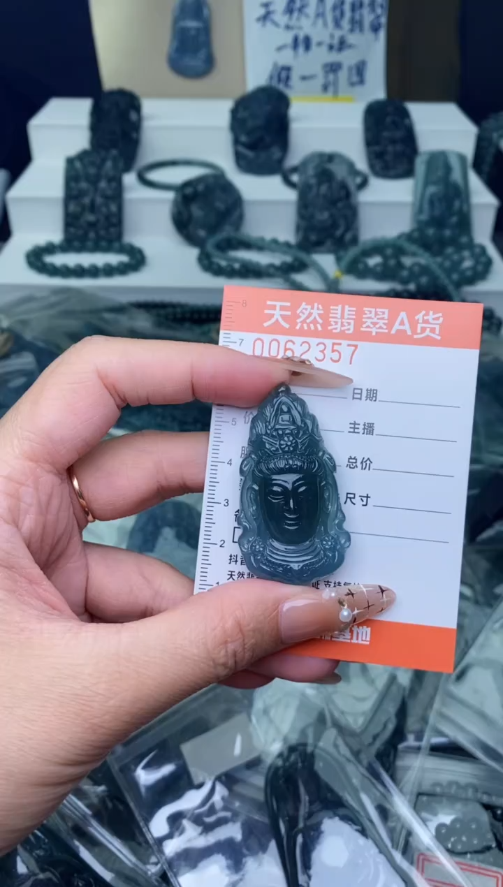 翡翠未镶嵌颈饰···········