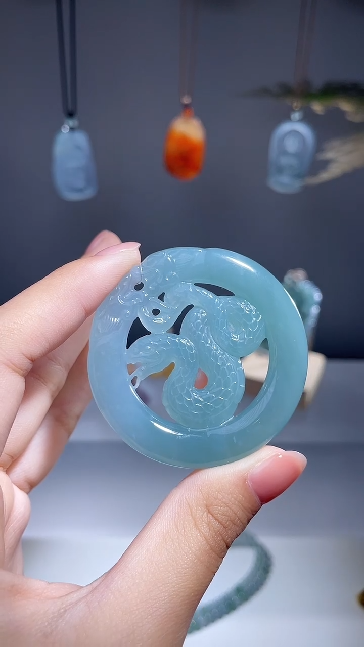 颈饰未镶嵌翡翠蛇牌