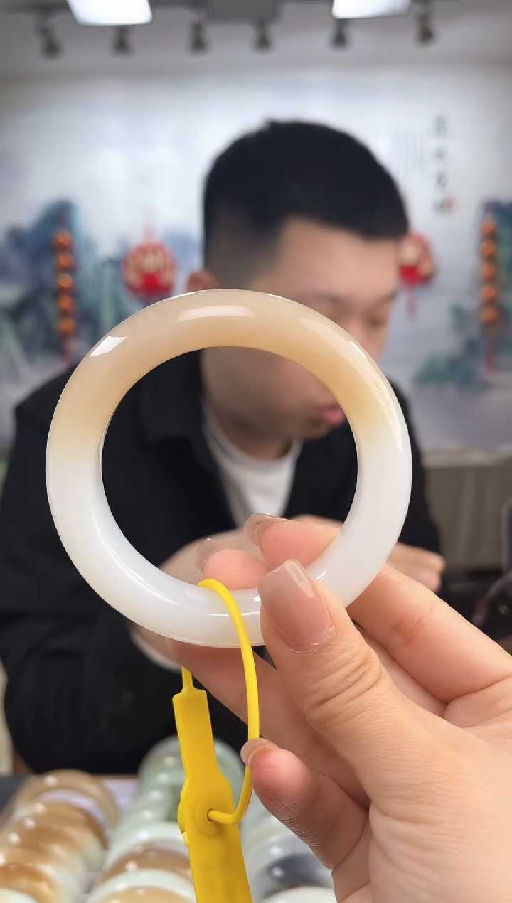 【闪购商品】和田玉手镯未镶嵌57圈口仅一只