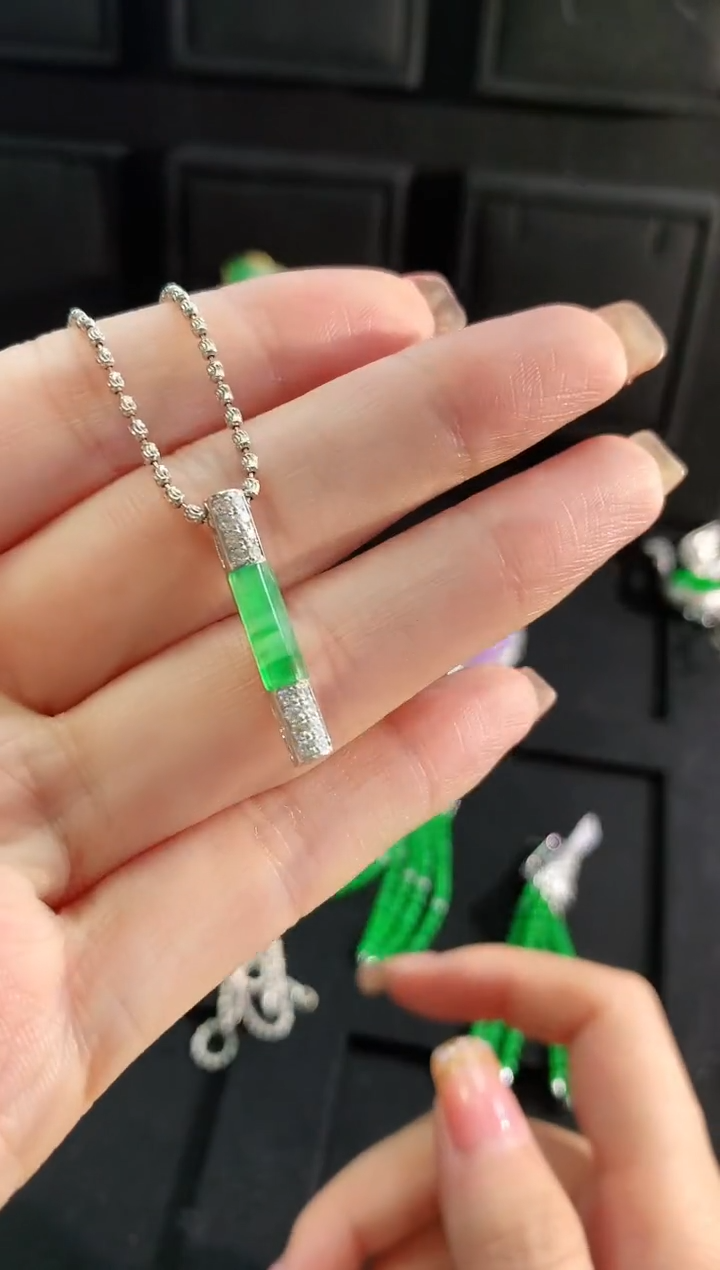 【闪购商品】翡翠吊坠(不含链)18K金镶嵌吊坠