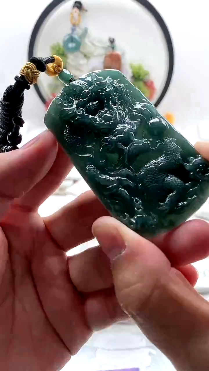 颈饰未镶嵌翡翠龙牌