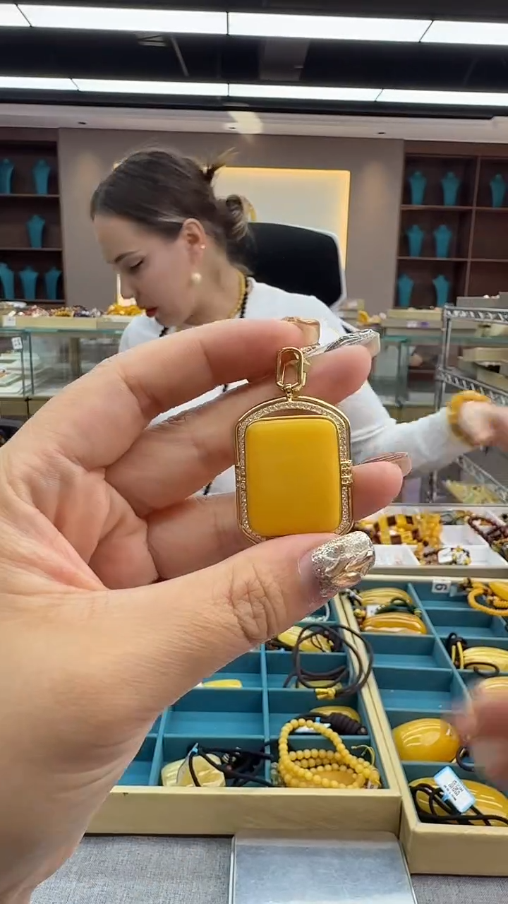 琥珀颈饰未镶嵌204秒拍号 假一罚三 