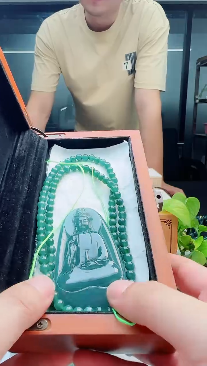 翡翠未镶嵌颈饰多样性发货其中一件