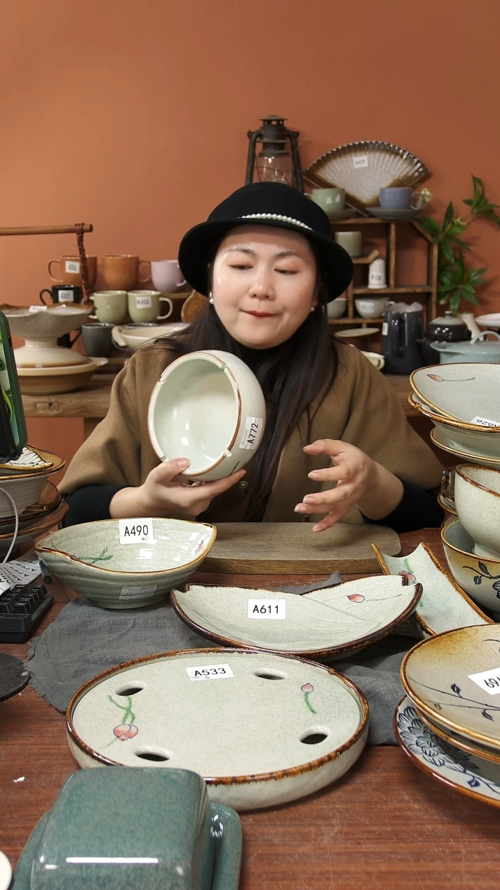 陶瓷A772 一只手绘荷花烟灰缸15*6.5微瑕