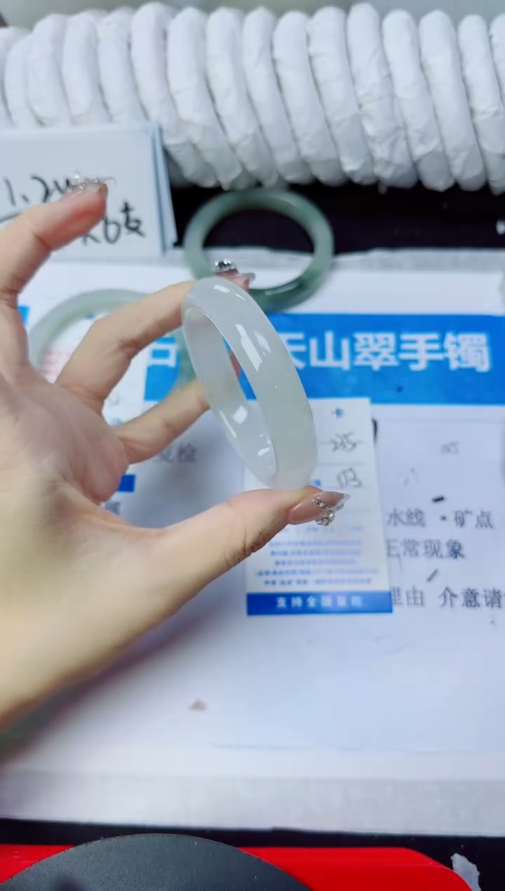石英质玉手镯未镶嵌235/53