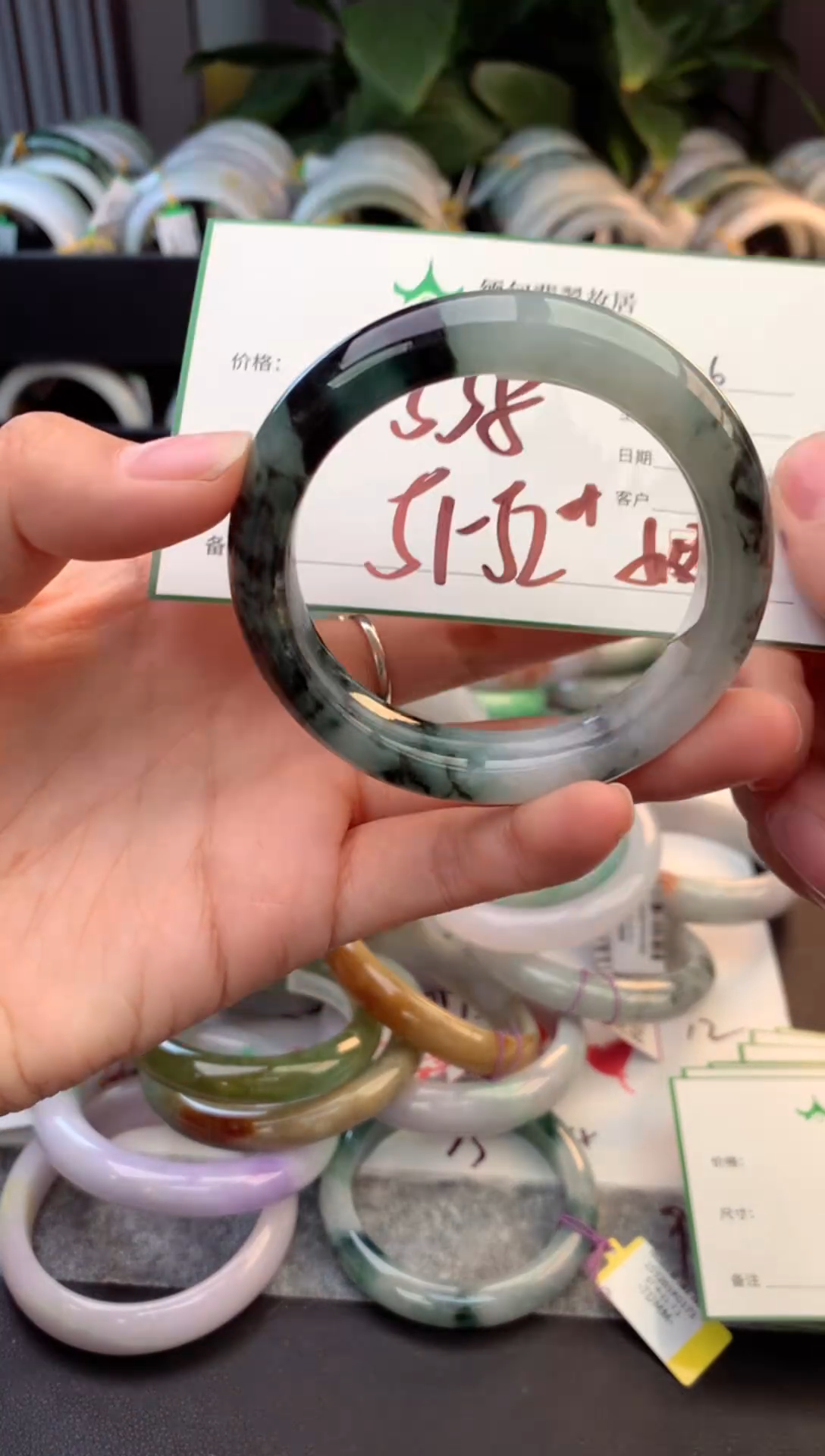 未镶嵌定制翡翠毛货需精细抛光+多人