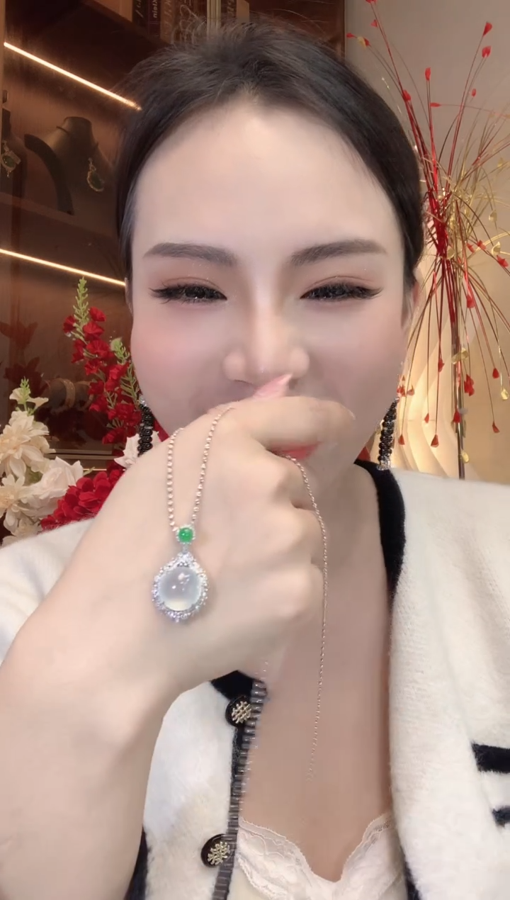 【闪购商品】翡翠吊坠(不含链)18K金镶嵌C25 多样性发货一件