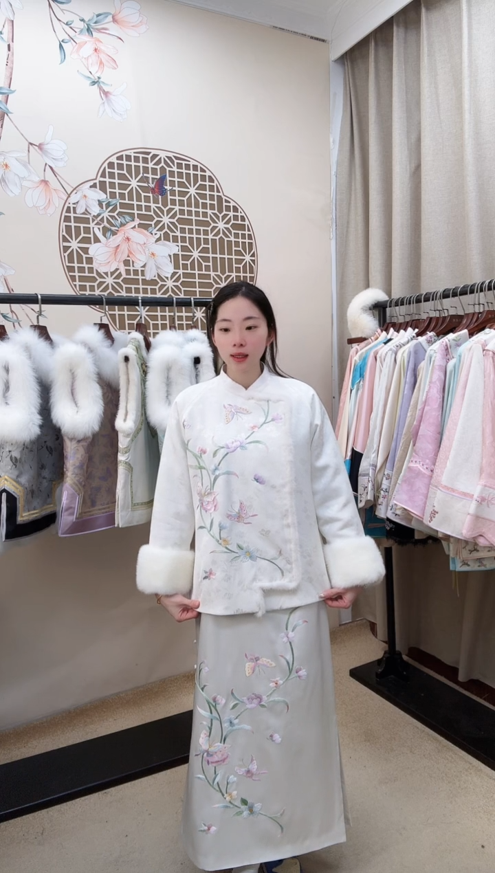 一套白色上衣+半身裙桑蚕丝