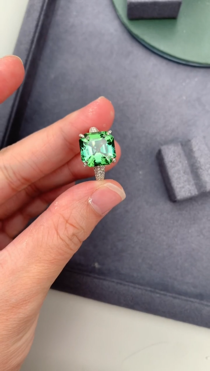 【闪购商品】碧玺戒指18K金镶嵌6.9ct绿碧玺戒指