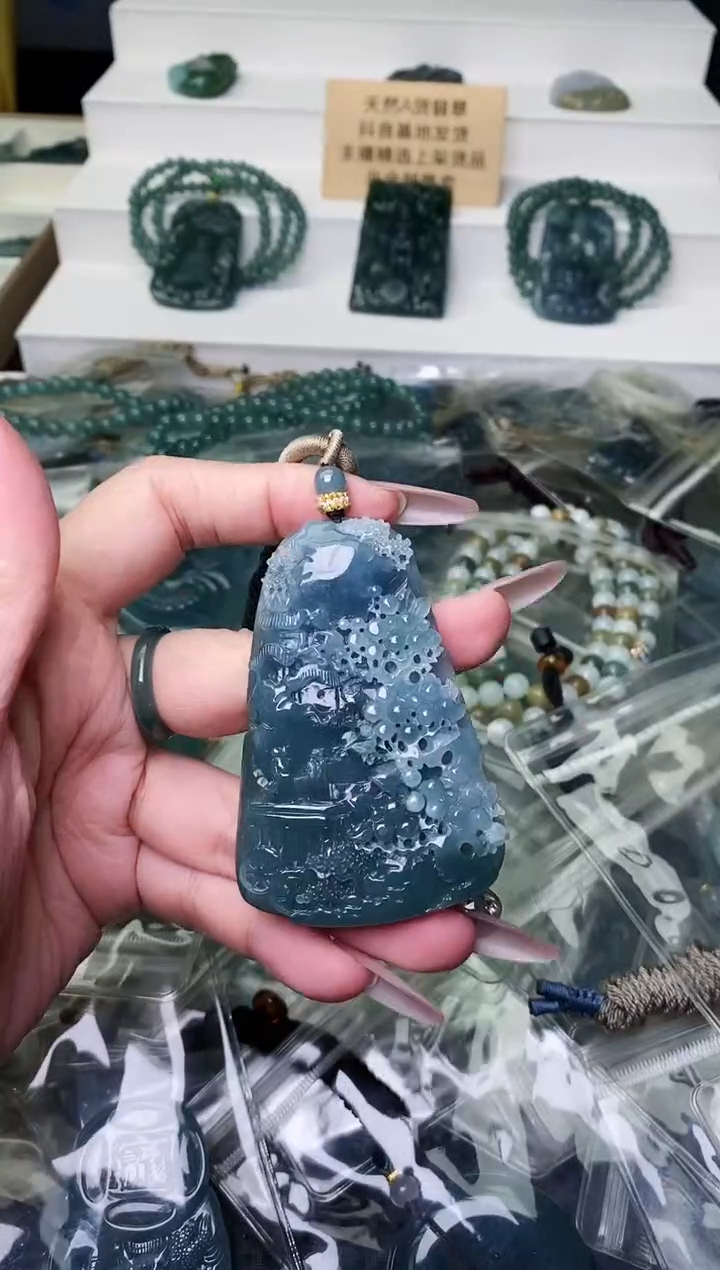 颈饰未镶嵌翡翠 