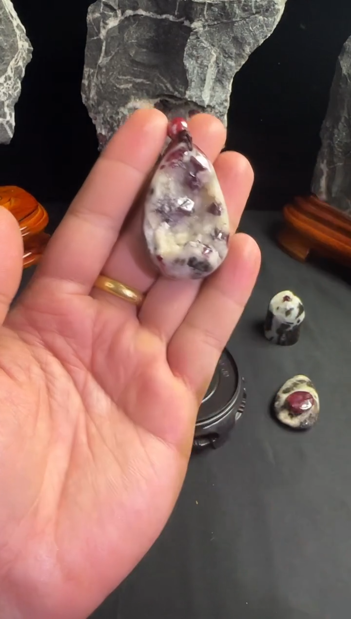 天然辰砂小*莹天然朱砂晶体原石聚宝盆状吊坠挂件