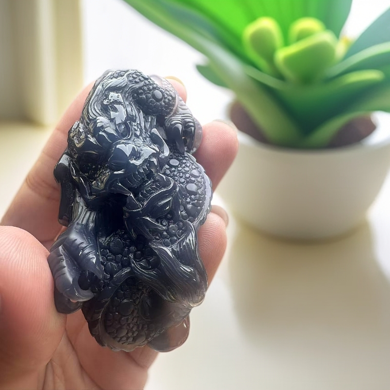 巴西天然玛瑙俏色手工雕刻府上有龙手把件