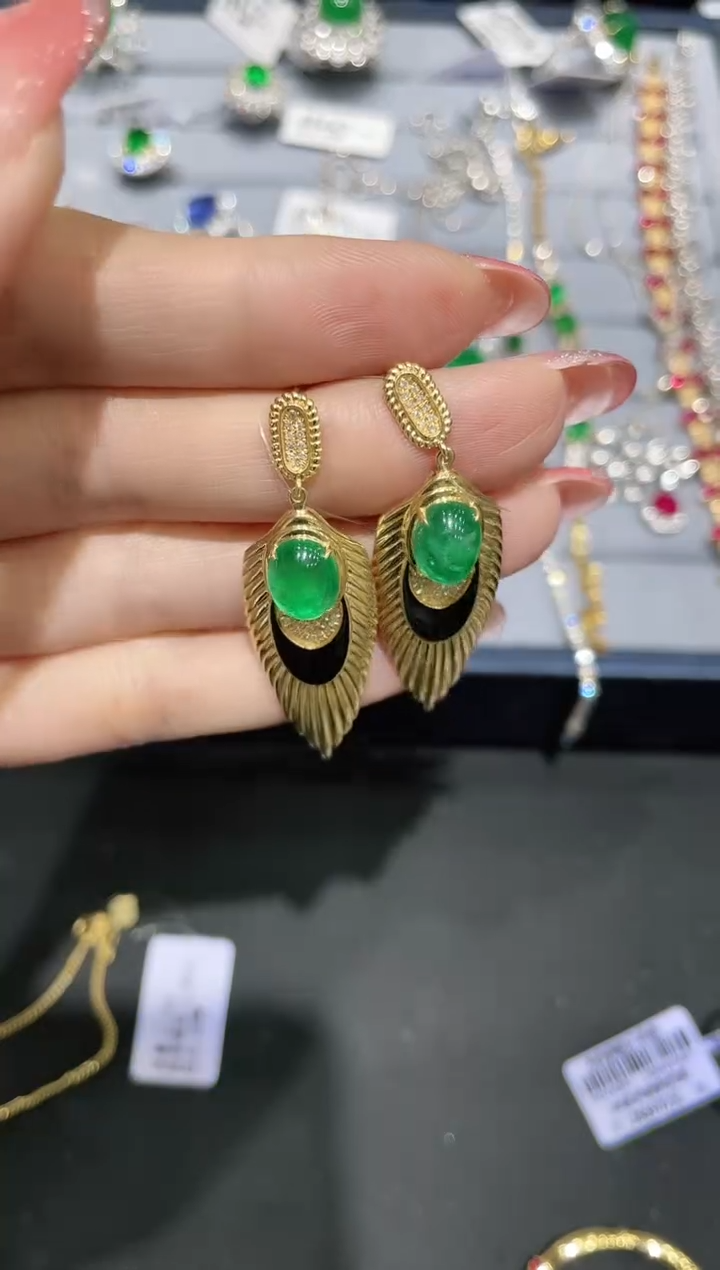 18K金镶嵌耳饰祖母绿18K金镶嵌祖母绿耳饰