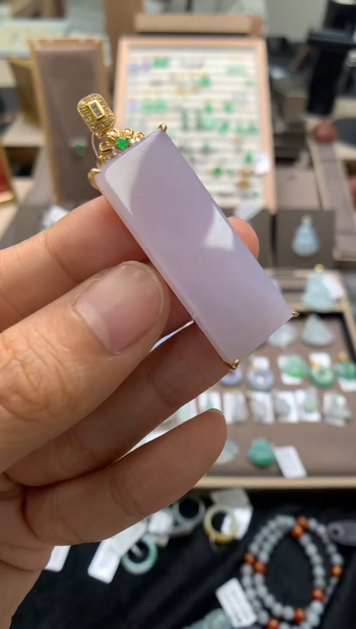 颈饰18K金镶嵌翡翠无事牌