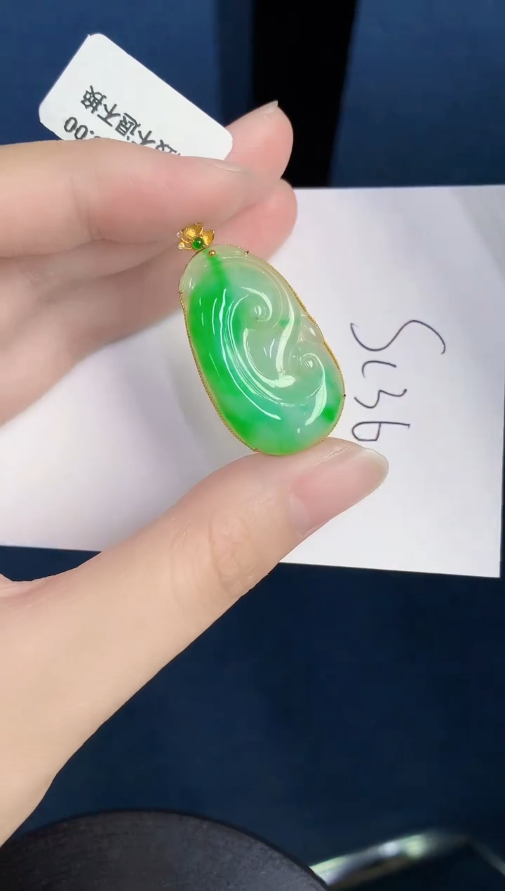 翡翠18K金镶嵌颈饰000000000
