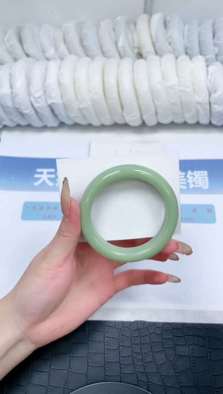 【闪购商品】石英质玉手镯未镶嵌N106-56