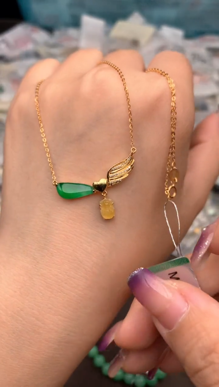 18K金镶嵌挂件翡翠一