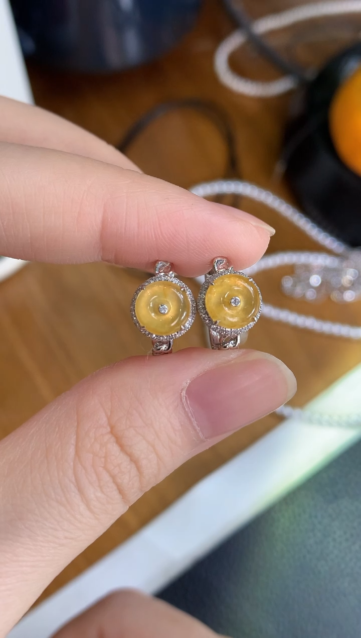 18K金镶嵌翡翠耳饰平安扣耳包