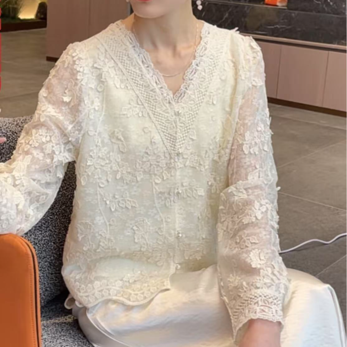 【雪云】2025新款春季新中式上衣宽松国风蕾丝花边绣花V领女装外套