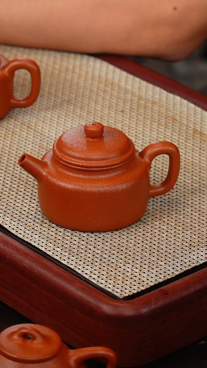 茶壶紫砂侯静制 纯红降坡德钟170cc