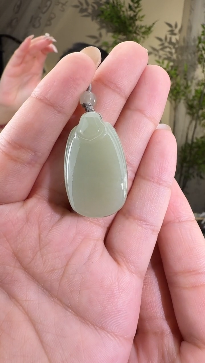 和田玉未镶嵌颈饰无事牌 p