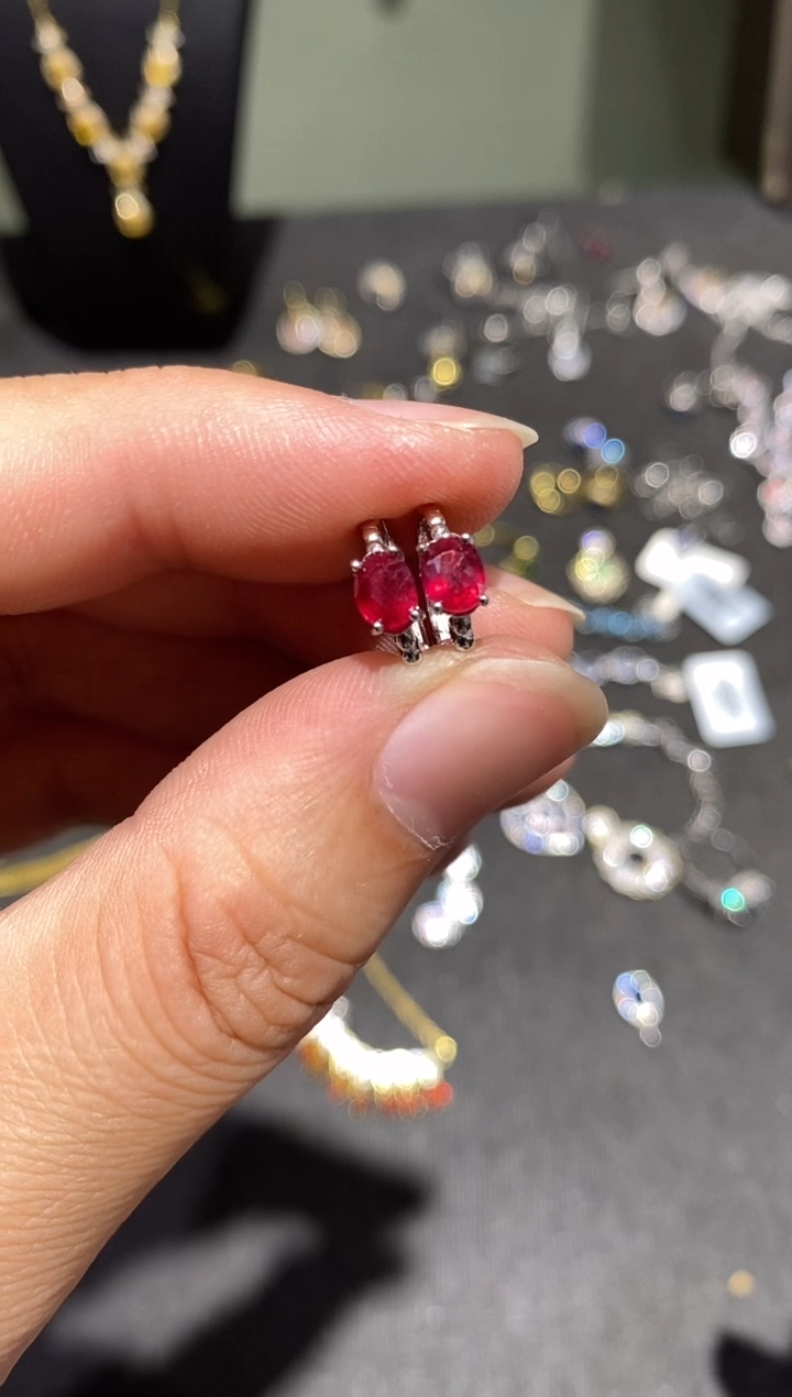 无925银缅甸鸽血红耳钉