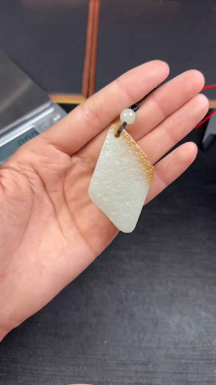 【闪购商品】和田玉吊坠(赠链)未镶嵌且末金山微色差