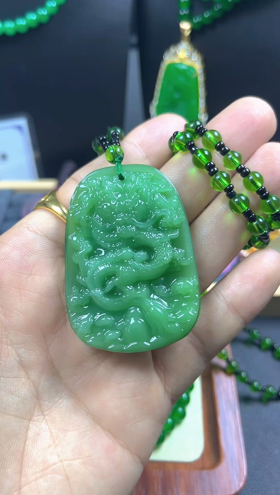 颈饰未镶嵌翡翠龙牌