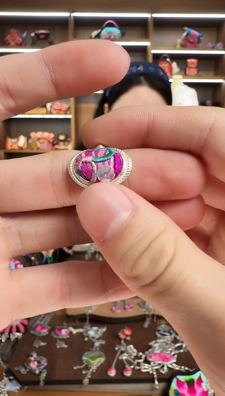 【闪购商品】织绣219蒙阿苏苗绣传承