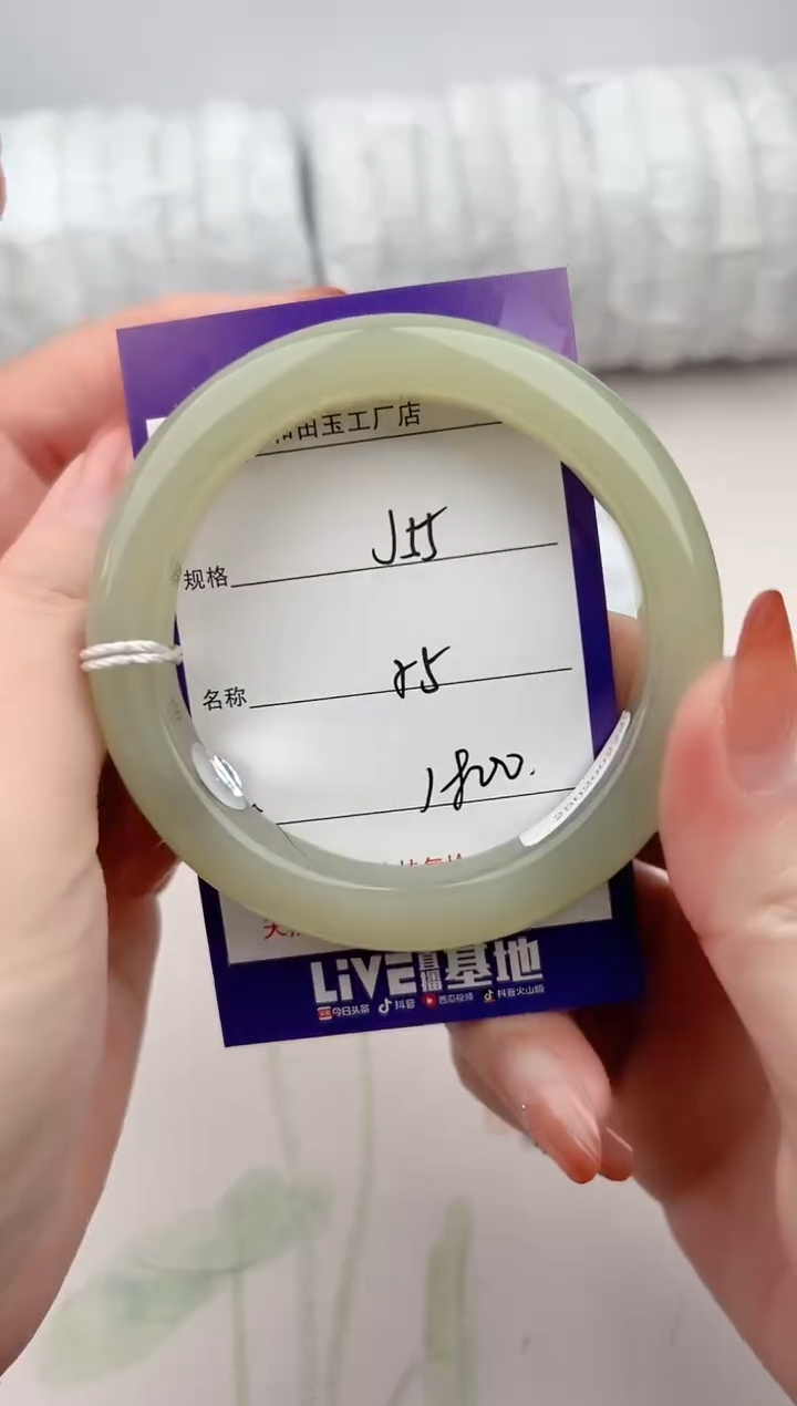 【闪购商品】和田玉手镯未镶嵌55颜色微差无瑕疵