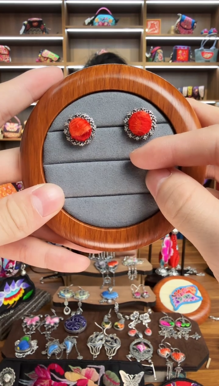 【闪购商品】织绣22蒙阿苏苗绣传承