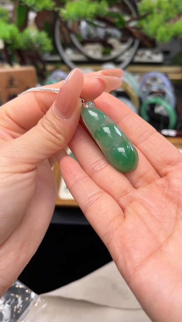 颈饰18K金镶嵌翡翠吊坠