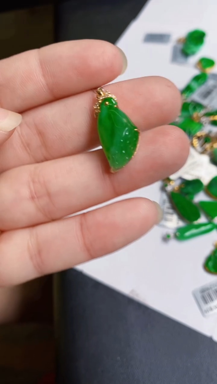 【闪购商品】翡翠颈饰18K金镶嵌吊坠