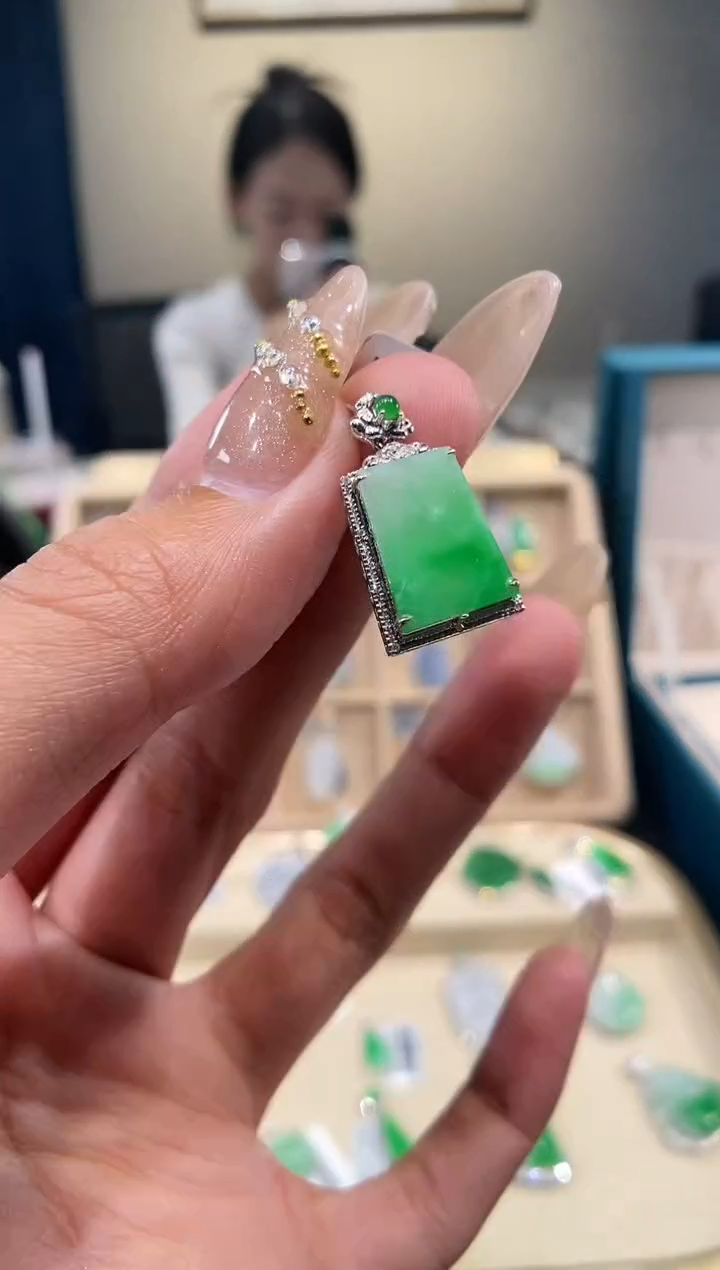 【闪购商品】翡翠颈饰18K金镶嵌无事牌