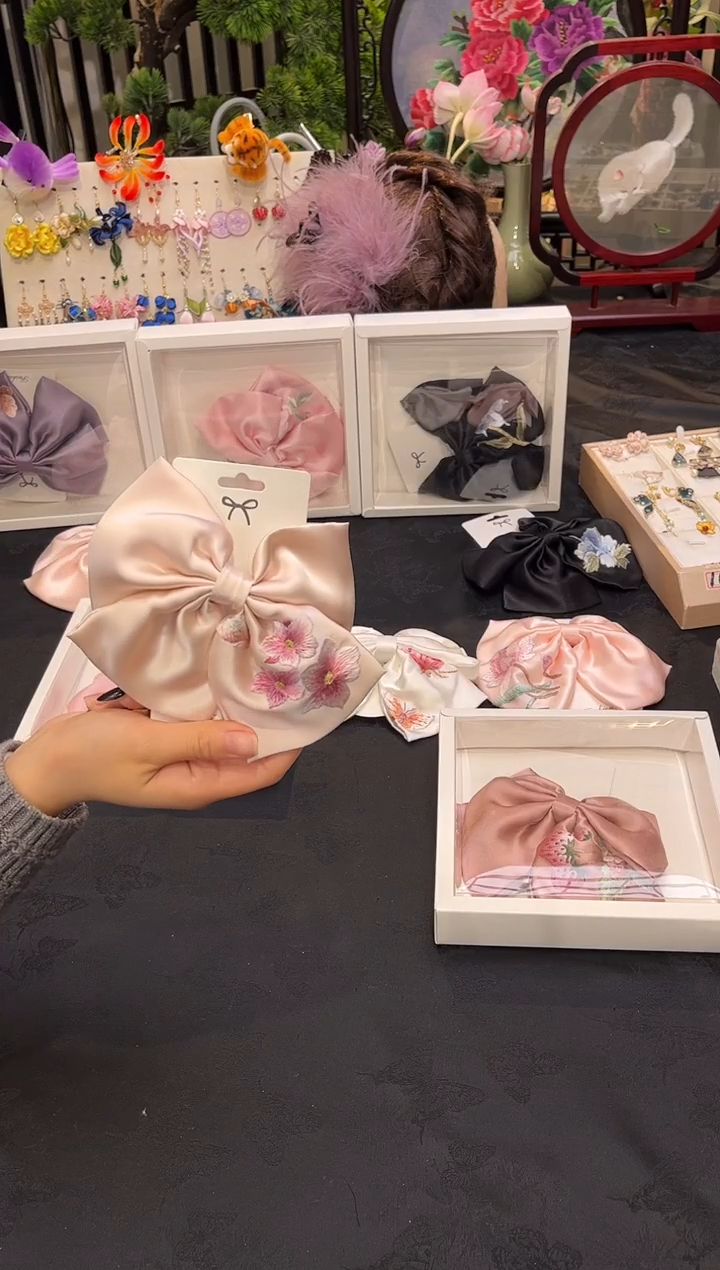 织绣?**涂非遗绒花苏绣饰品