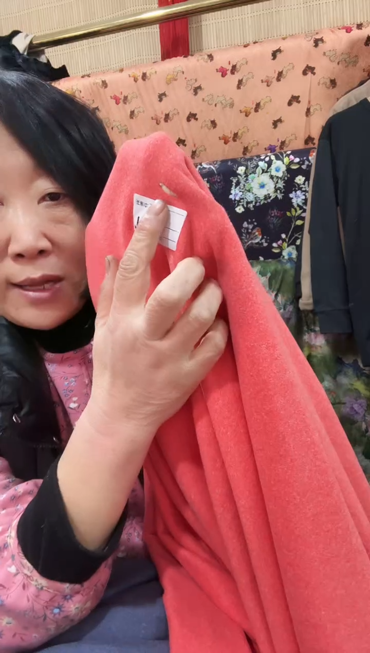 石墨烯炫彩红色两米（有小洞）残布处理无售后介意勿拍