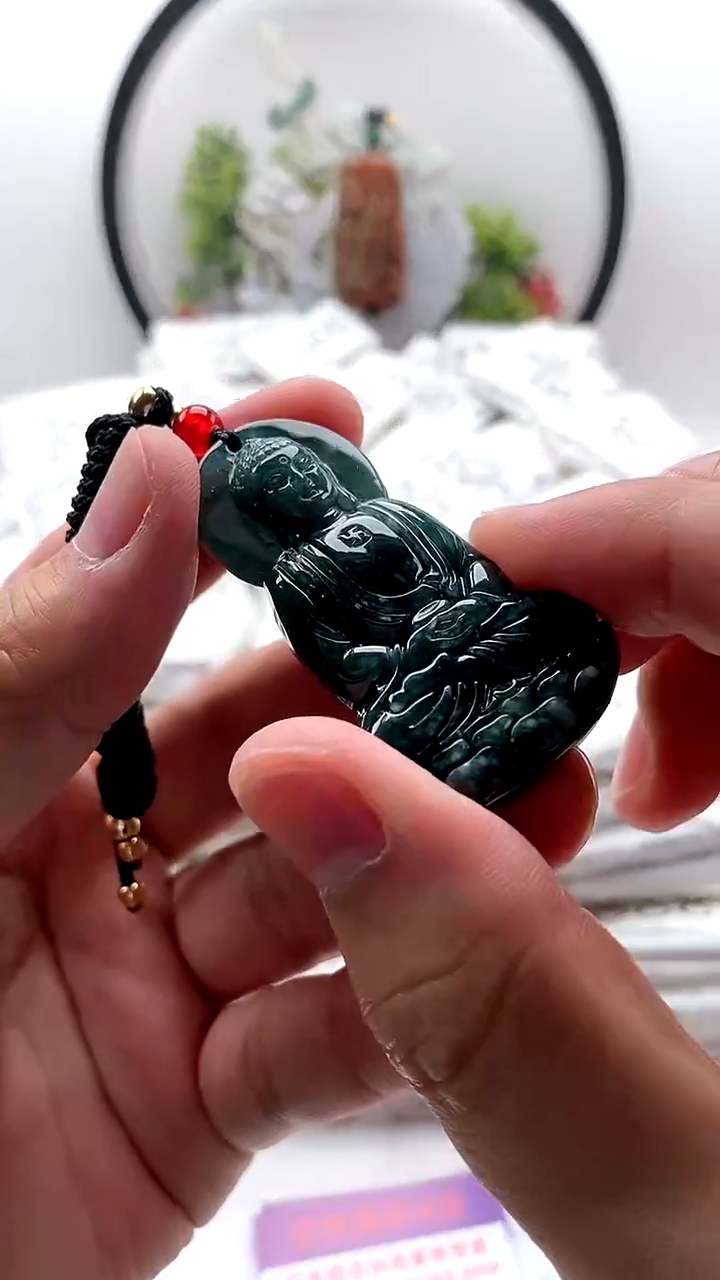 翡翠未镶嵌颈饰大日如来