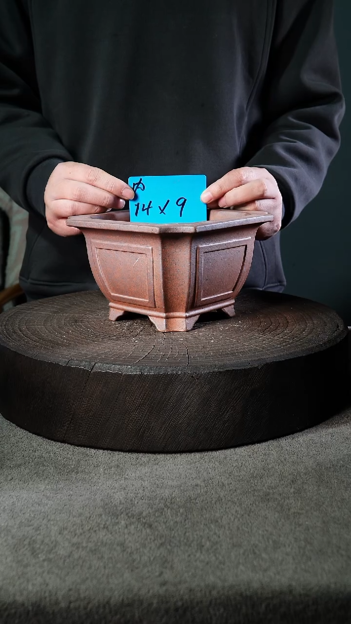 A宜兴紫砂小花盆