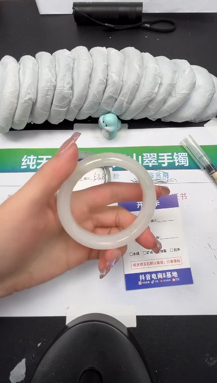 【闪购商品】石英质玉手镯未镶嵌155-56.4