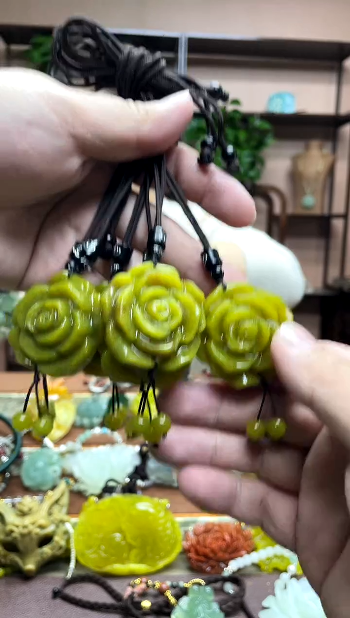 未镶嵌岫玉颈饰多样性发货发其中之一