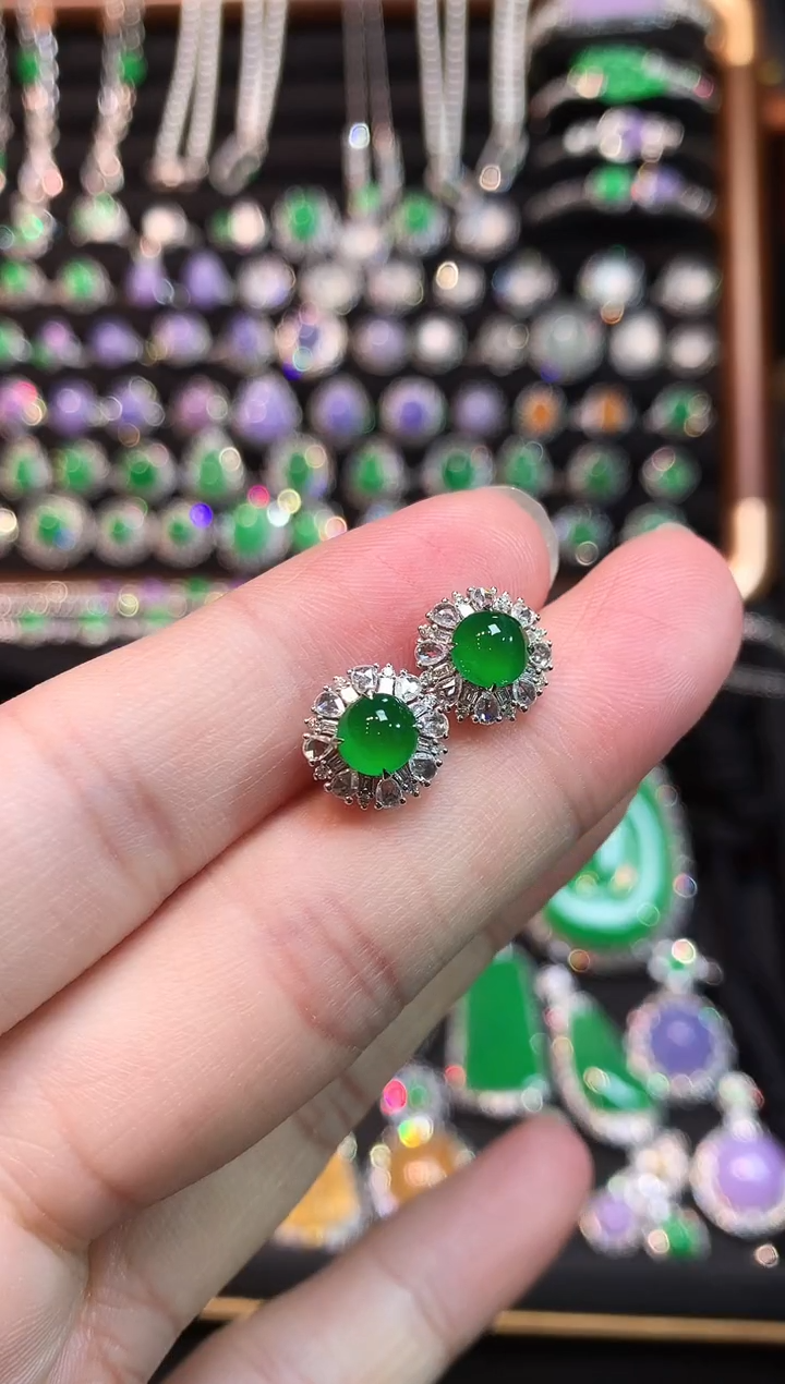 18K金镶嵌翡翠耳饰高冰小帝王绿蛋面耳钉